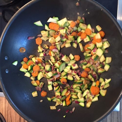 Vegane Bolognese mit roten Linsen, Gemüse anbraten im Wok